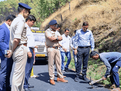 Image for Commissioner Garhwal reviewed various development schemes