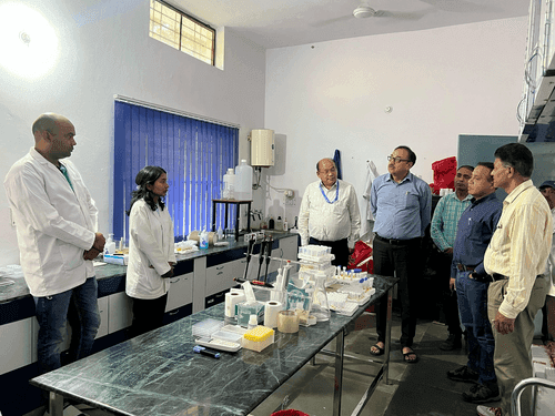 Director of Animal Husbandry visits Disease Research Laboratory in Srinagar