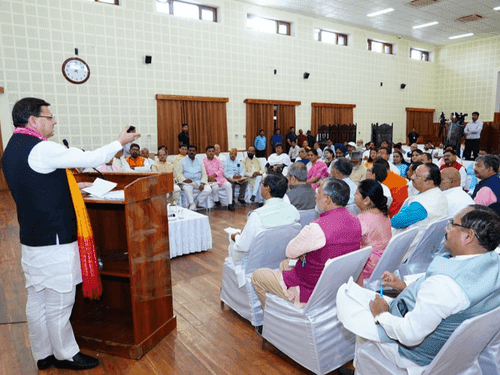 CM Interacts with Officials, Emphasizes Effective Implementation of Schemes