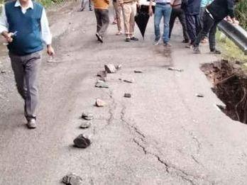 Traffic was affected due to a landslide near Ranachatti on the way to Shri Yamunotri Dham