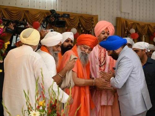 Governor Shri Gurmeet Singh sent the Sangat to Hemkunt Sahib from Gurudwara in Rishikesh