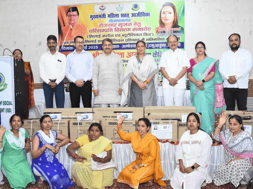 Rekha Arya distributes sewing machines and beauty kits to Women in Haldwani