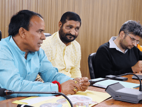Dr. Dhan Singh Rawat reviewed the preparations for the Nanda Devi Rajjat Yatra