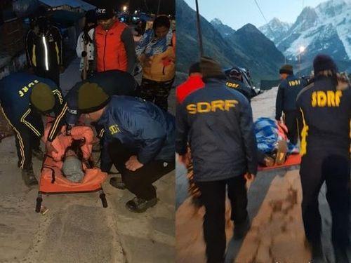 The Health center transported by stretcher to the devotee due to deteriorating health