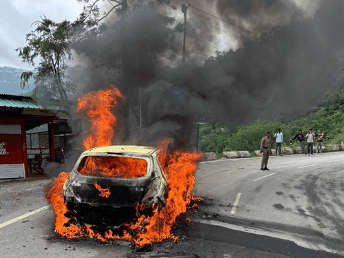 Car catches fire on Mussoorie Road, major accident averted