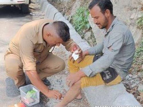 First aid was given by the policeman for minor injuries to the devotee