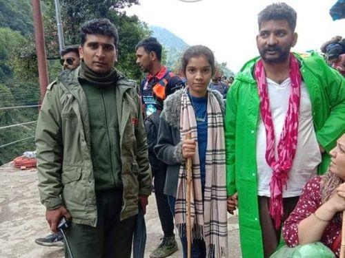 The girl separated from the family was met with her family members