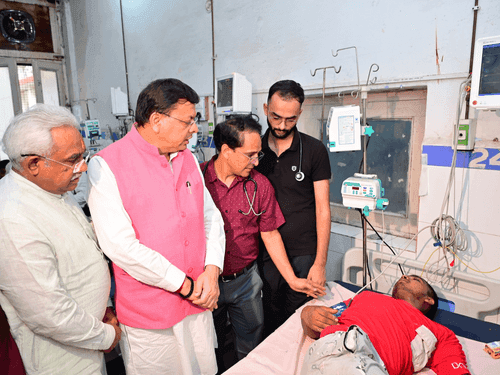 Image for CM Dhami visits injured devotees of Mansa Devi incident