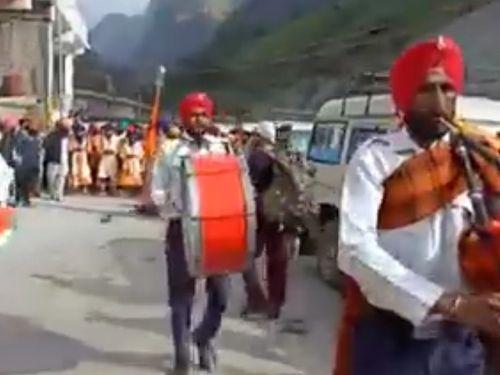 The first batch of Sikh pilgrims departed for Shri Hemkund Sahib 