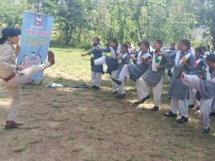 Chamoli Police continues to organize self-defense training camps in schools