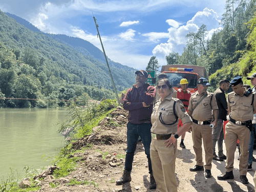Image for Uttarkashi DM and Superintendent of Police inspect temporary lake in Syana Chatti