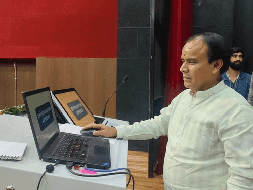 5.16 lakh students in the state received funds for free school uniforms