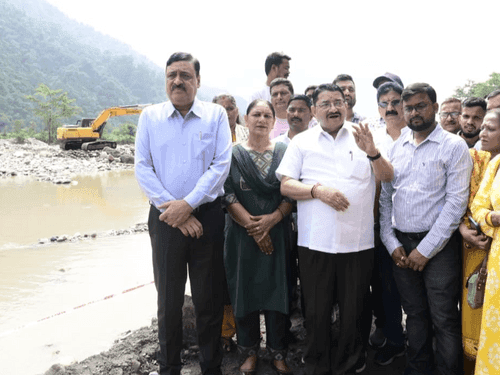 Image for Garhwal Commissioner inspects disaster-affected Maldevta–Kesarwala area