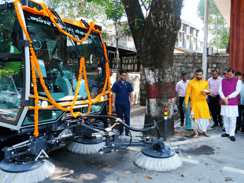 Image for CM Dhami flags off 'Vacuum-Based Road Sweeping Machine' in Dehradun
