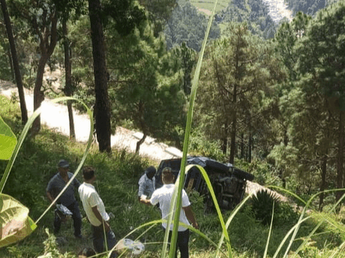 Image for Maxx vehicle falls into gorge in Champawat, injured rescued