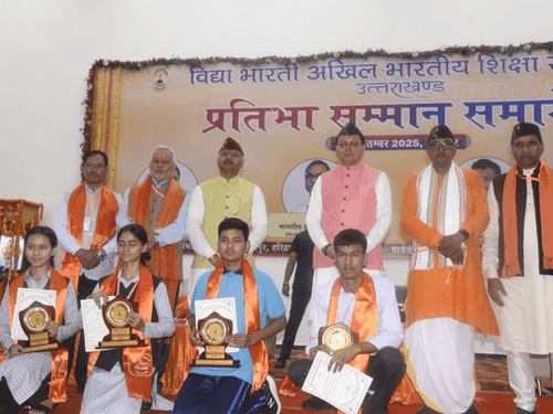 Image for CM Dhami honored meritorious students at the 'Pratibha Samman Samaroh'