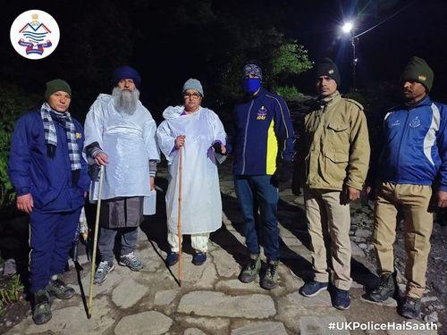 Whether it is day or night, Uttarakhand Police is always ready to serve the devotees.