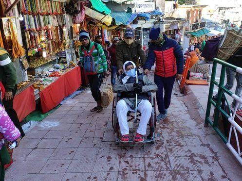Chamoli police became the support of the helpless and elderly person