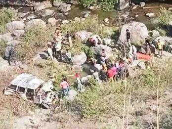 The vehicle fell into a deep gorge, 6 people died