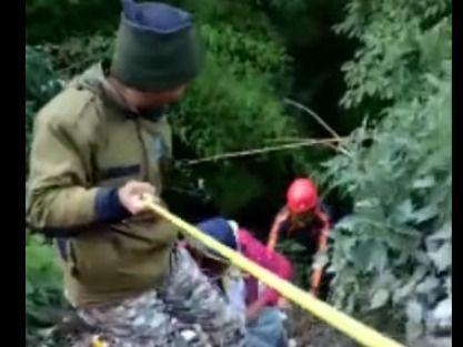 Uttarakhand police rescued the old woman who fell into the ditch