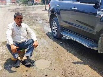 Harish Rawat sitting on dharna seeing a bad road