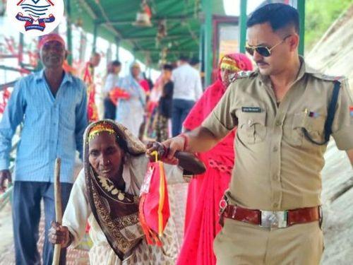Uttarakhand Police became support for old mother