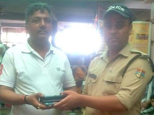 The policeman returned the lost mobile, the family said thanks Haridwar Police