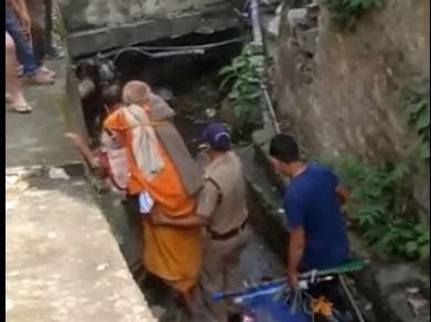Sadhu fell into the drain due to slipping while traveling, police gave support