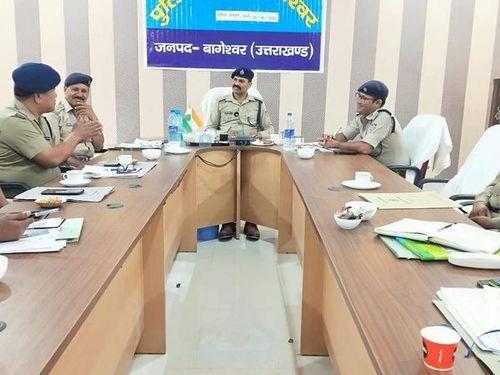 Monthly crime seminar/conference with police officers/employees