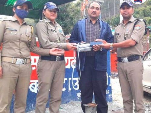 The lost purse was handed over by the police to its owner