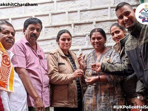 The lost gold chain was handed over to its owner