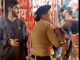 The woman fell unconscious, the support is given by the police
