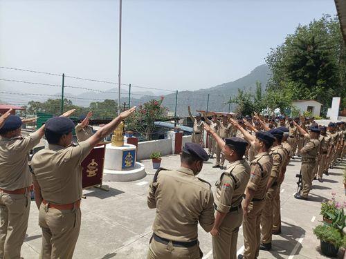 Pledge to not consume tobacco administered to police personnel