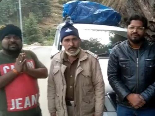 Police repair the vehicle of the devotees by calling a mechanic
