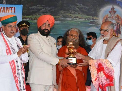 Governor Gurmeet Singh participated in the program organized at Parmarth Niketan, Rishikesh