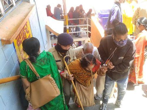 Chamoli police become the support of the helpless