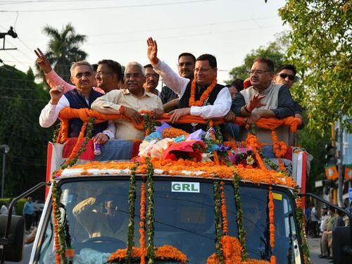 After the historic victory of CM Dhami, a grand welcome was given by BJP workers and the general public.