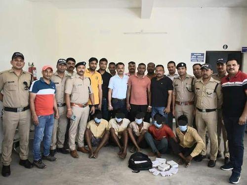 The police caught the absconding miscreants