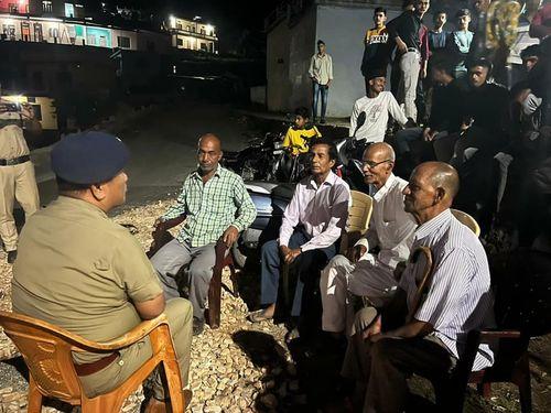 Night chaupal was organized by Kotwali Bageshwar police in village Jaulkande