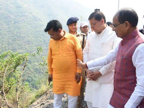 CM Dhami and Madhya Pradesh CM inspected the bus accident near Damta