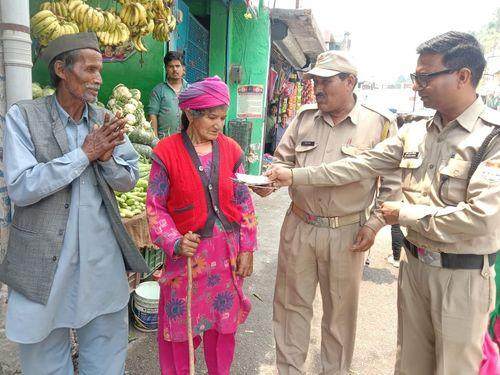 The lost Rs 9000 and passbook of the elderly couple were searched and handed over to its owner