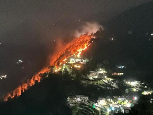 Due to the promptness of the fire service personnel, the forest fire was prevented from spreading in time.