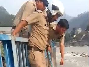 Kotwali Uttarkashi team saved a youth's life with the help of rope and a tube