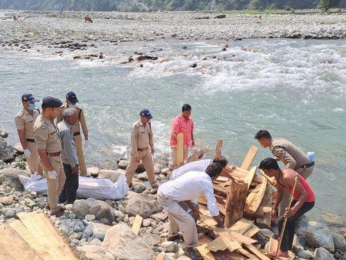 Elderly  Mahatma's last rites were performed by the Thana Barkot team