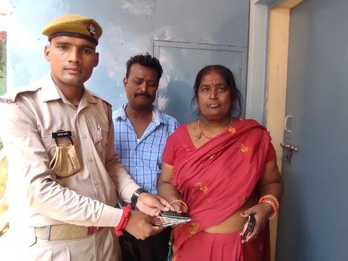 After getting back the lost purse, the woman pilgrimage appreciated the honesty of the policeman