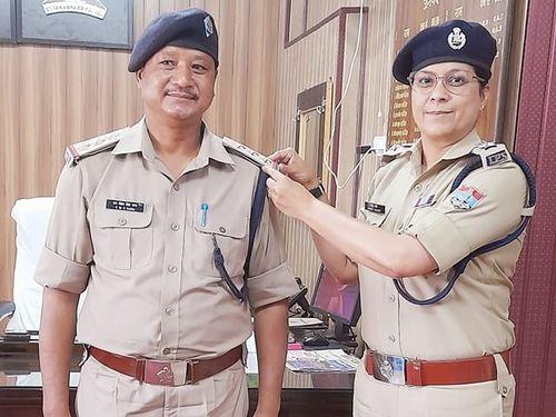 On promotion to the post of Inspector, the superintendent of police has decorated the star on the shoulder.