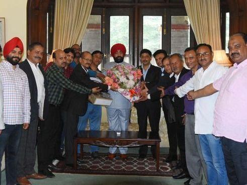 Governor Shri Gurmeet Singh held a meeting with office-bearers of the Hotel Association, Trade Board, and Boat House Club of Nainital