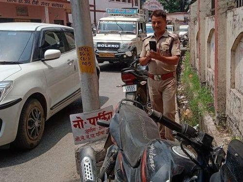 Traffic police Bageshwar challaned vehicles parked randomly from the Traffic Eye app