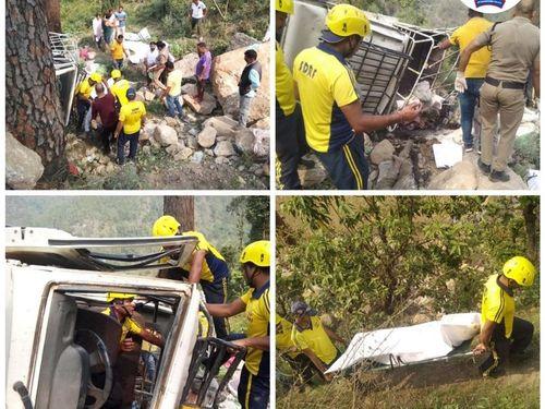 Pickup vehicle fell uncontrollably into 100 meters deep gorge