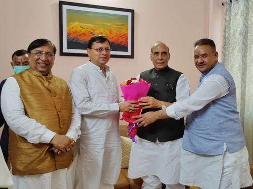 CM Dhami welcomes Defense Minister Shri Rajnath Singh on his arrival in Uttarakhand